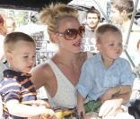 Britney Spears et ses fils Sean et Jayden avec un garde du corps à New York pour une balade en pousse-pousse le 24 août 2009