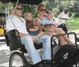 Britney Spears et ses fils Sean et Jayden avec un garde du corps à New York pour une balade en pousse-pousse le 24 août 2009