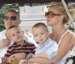 Britney Spears et ses fils Sean et Jayden avec un garde du corps à New York pour une balade en pousse-pousse le 24 août 2009