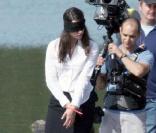 La ravissante Rebecca Hall, dans une très mauvaise position, sur le tournage de  The Town , à Boston, en septembre 2009 !