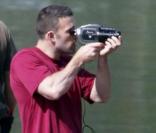Ben Affleck est un voyeur ? Non, il prépare son prochain plan sur le tournage de  The Town , à Boston, en septembre 2009 !