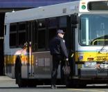 Ben Affleck en flic prend le bus, sur le tournage de  The Town , à Boston, en septembre 2009 !