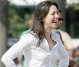 La très belle Rebecca Hall, hilare, sur le tournage de  The Town , à Boston, en septembre 2009 !
