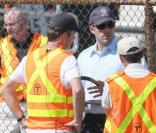 Ben Affleck en flic avec deux types qui portent des gilets très tendance, sur le tournage de  The Town , à Boston, en septembre 2009 !