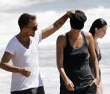 La jolie Charlize Theron, Stuart Townsend et Woofy se promènent sur une plage de Malibu, en Californie, le 5 septembre 2009 !