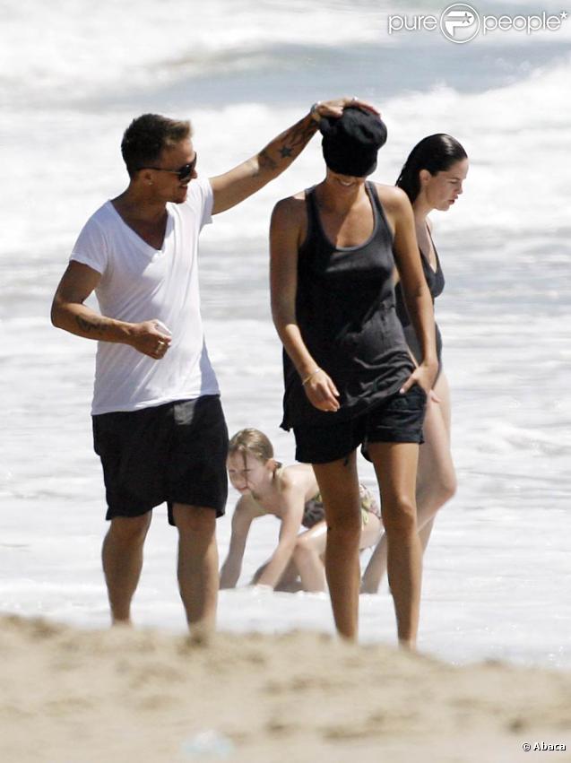 La jolie Charlize Theron, Stuart Townsend et Woofy se promènent sur une plage de Malibu, en Californie, le 5 septembre 2009 !