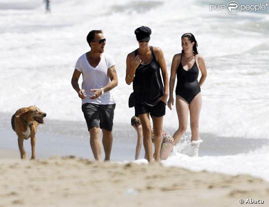 Charlize Theron, Stuart Townsend et Woofy se promènent sur une plage de Malibu, en Californie, le 5 septembre 2009 !
