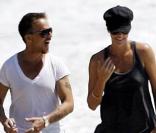 Charlize Theron, Stuart Townsend et Woofy se promènent sur une plage de Malibu, en Californie, le 5 septembre 2009 !