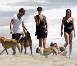 La ravissante Charlize Theron, Stuart Townsend et Woofy se promènent sur une plage de Malibu, en Californie, le 5 septembre 2009 !