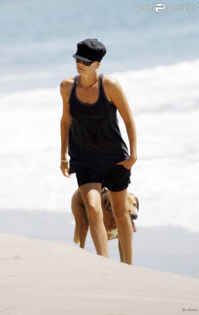 Charlize Theron et Woofy se promènent sur une plage de Malibu, en Californie, le 5 septembre 2009 !