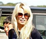 Claudia Schiffer, Caspar et Clementine à l'aéroport de Londres pour un petit week-end en famille 