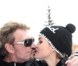 Johnny et Laeticia Hallyday se font un bisou tout doux...