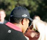 Elin, la femme de Tiger Woods, embrasse son champion !