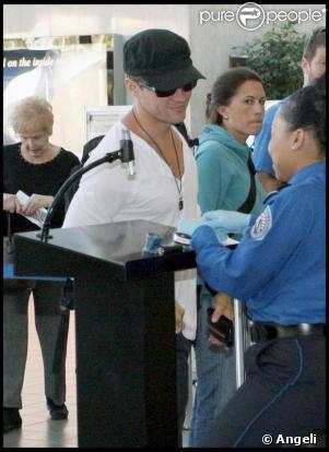 Ryan Philippe arrive à l'aéroport de Los Angeles le 7 septembre 2009