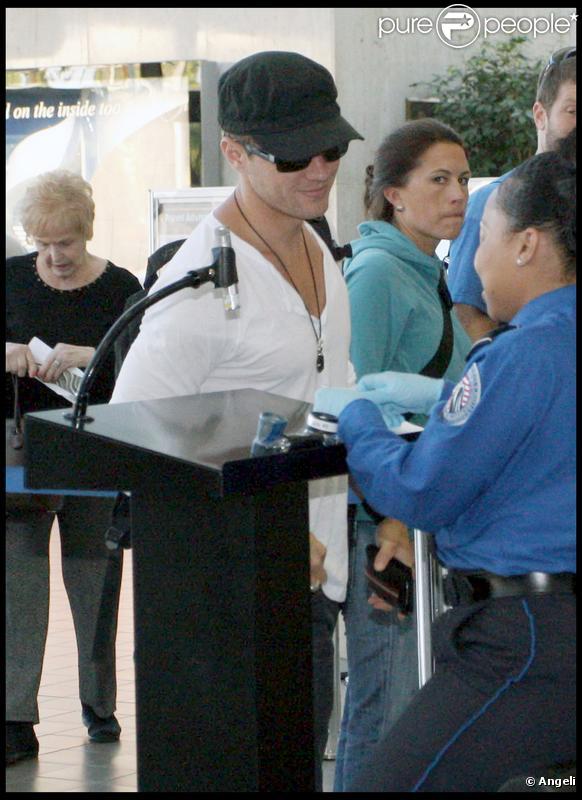 Ryan Philippe arrive à l'aéroport de Los Angeles le 7 septembre 2009