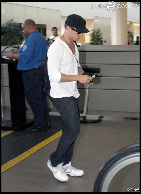 Ryan Philippe arrive à l'aéroport de Los Angeles le 7 septembre 2009