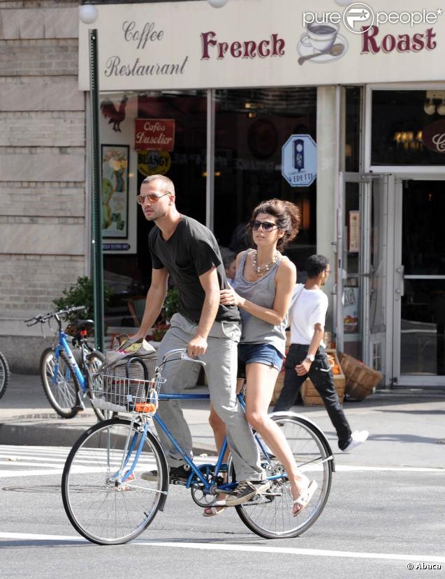 Marisa Tomei et son compagnon Logan Marshall-Green, sur un vélo dans les rues de New York ! Trop mignon !
