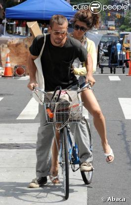 Marisa Tomei et son compagnon Logan Marshall-Green, sur un vélo dans les rues de New York ! Trop mignon !