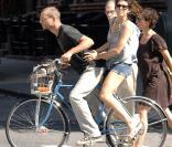 Marisa Tomei et son compagnon Logan Marshall-Green, sur un vélo dans les rues de New York ! Trop mignon !