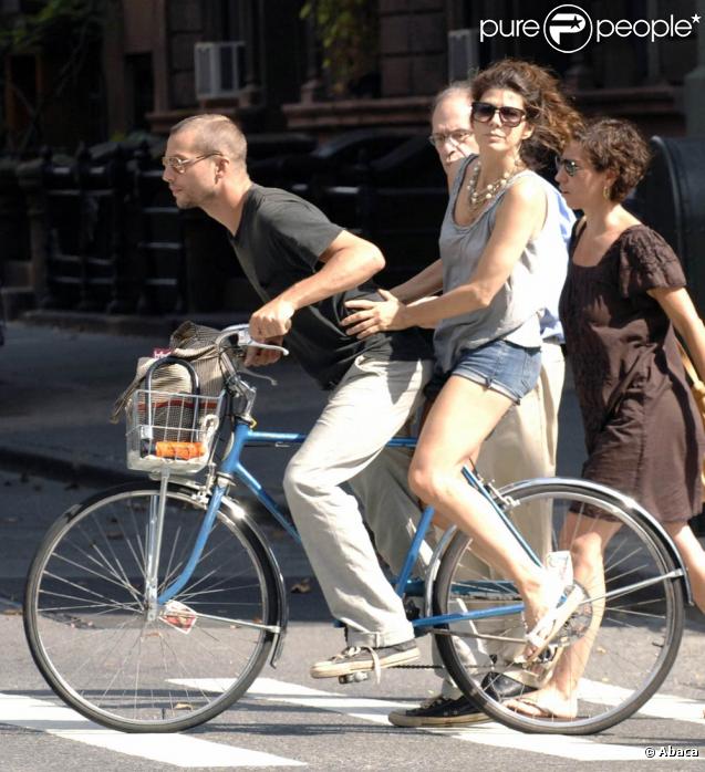 Marisa Tomei et son compagnon Logan Marshall-Green, sur un vélo dans les rues de New York ! Trop mignon !