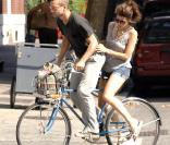 Marisa Tomei et son compagnon Logan Marshall-Green, sur un vélo dans les rues de New York ! Trop mignon !
