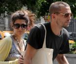 Marisa Tomei et son compagnon Logan Marshall-Green, sur un vélo dans les rues de New York ! Trop mignon !