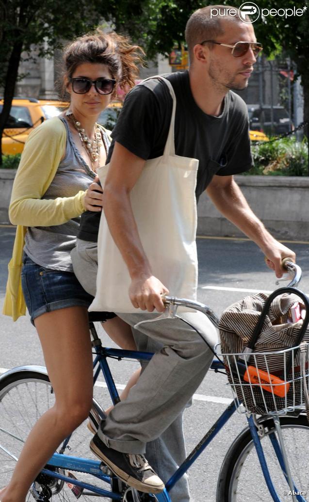 Marisa Tomei et son compagnon Logan Marshall-Green, sur un vélo dans les rues de New York ! Trop mignon !