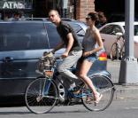 Marisa Tomei et son compagnon Logan Marshall-Green, sur un vélo dans les rues de New York ! Trop mignon !