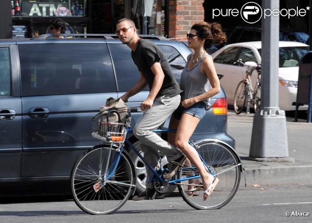 Marisa Tomei et son compagnon Logan Marshall-Green, sur un vélo dans les rues de New York ! Trop mignon !