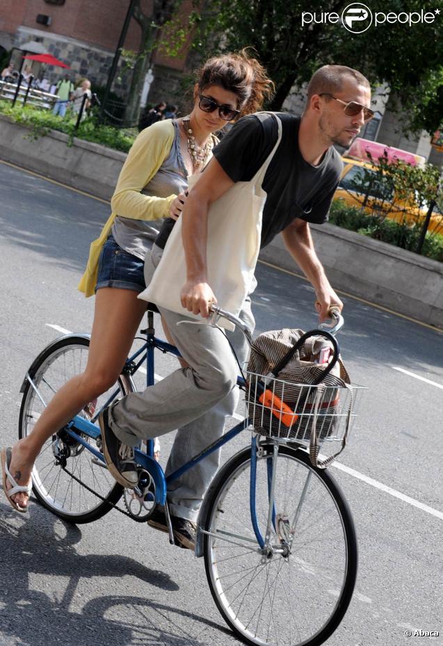 Marisa Tomei et son compagnon Logan Marshall-Green, sur un vélo dans les rues de New York ! Trop mignon !