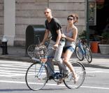 Marisa Tomei et son compagnon Logan Marshall-Green, sur un vélo dans les rues de New York ! Trop mignon !