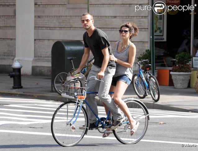 Marisa Tomei et son compagnon Logan Marshall-Green, sur un vélo dans les rues de New York ! Trop mignon !