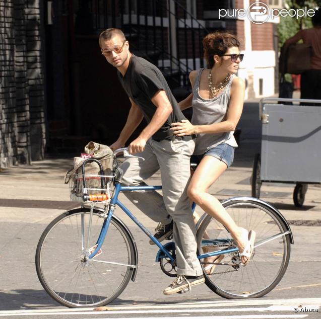 Marisa Tomei et son compagnon Logan Marshall-Green, sur un vélo dans les rues de New York ! Trop mignon !