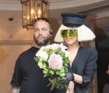 Lady Gaga, sous une pluie de fleurs, à la sortie de son hôtel parisien.