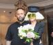 Lady Gaga, sous une pluie de fleurs, à la sortie de son hôtel parisien.