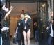 Lady Gaga, sous une pluie de fleurs, à la sortie de son hôtel parisien.