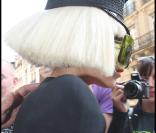 Malgré le vent qui souffle sur la capitale, rien n'effraie Lady Gaga : elle sort à moitié nue !