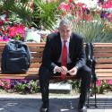 George Clooney surpris par le striptease d'un fan gay... en pleine conférence de presse ! Regardez !