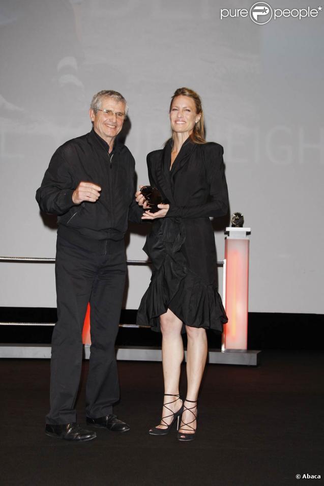 Robin Wright reçoit un prix de Claude Lelouch, à l'occasion de l'avant-première de son dernier film -  Les vies privées de Pippa Lee  -, et de l'hommage qui lui a été rendu, lors du 35e Festival de Deauville, le 10 septembre 2009 !