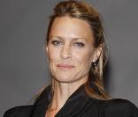 Robin Wright et son prix, à l'occasion de l'avant-première de son dernier film -  Les vies privées de Pippa Lee  -, et de l'hommage qui lui a été rendu, lors du 35e Festival de Deauville, le 10 septembre 2009 !