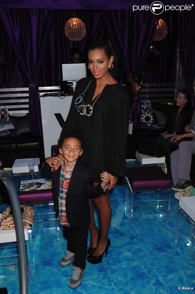 Solange Knowles et son fiston dans les backstages de la Fashion Week au W Lounge, le 11 septembre 2009 