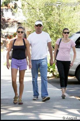 Kevin Costner déjeune avec ses filles Annie, 25 ans, en bleu, et Lily, 23 ans, en rayures