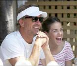 Kevin Costner déjeune avec ses filles Annie, 25 ans, en bleu, et Lily, 23 ans, en rayures