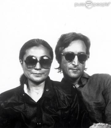 Yoko Ono tient au nom de son mari John Lennon