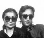 Yoko Ono tient au nom de son mari John Lennon