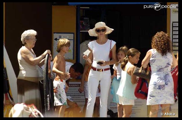 Miranda Rijnsburger, la girlfriend de Julio Iglesias, est à Marbella en compagnie de ses 5 enfants