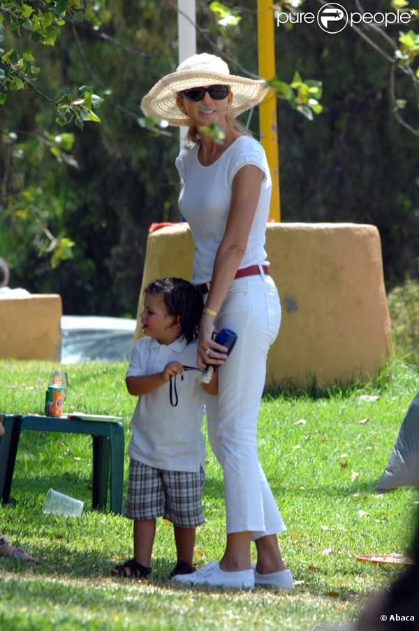 Miranda Rijsburger, la girlfriend de Julio Iglesias, et son fils à Marbella en compagnie de ses enfants (août 2009)