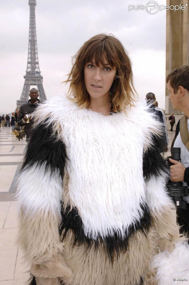 Daphné Burki a accompagné les finalistes françaises du concours Elite Model Look en visite au Trocadéro, à Paris, le 16 septembre 2009.