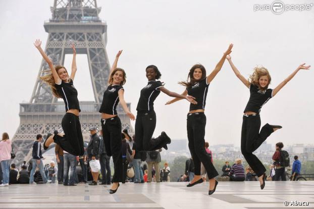 Les finalistes françaises du concours Elite Model Look en visite au Trocadéro, à Paris, le 16 septembre 2009.