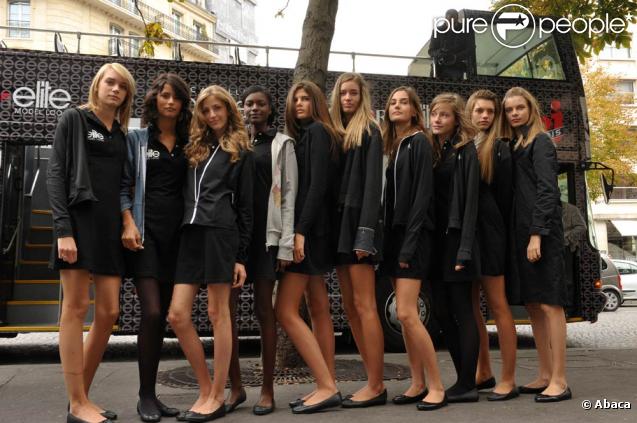 Les finalistes françaises du concours Elite Model Look en visite au Trocadéro, à Paris, le 16 septembre 2009.